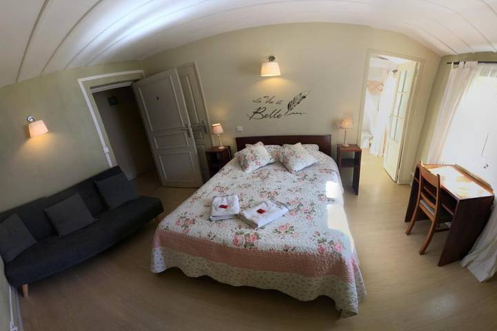 Chambre d’hôte pour 2 personnes, avec Terrasse et Jardin ainsi que Piscine et Vue