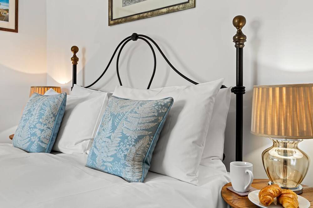 Prestbury Stables, Cheltenham  - sleeps 4 guests in 3 bedrooms in Cheltenham, Gloucestershire