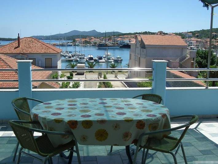 Ferienwohnung für 6 Personen, mit Terrasse in Kukljica