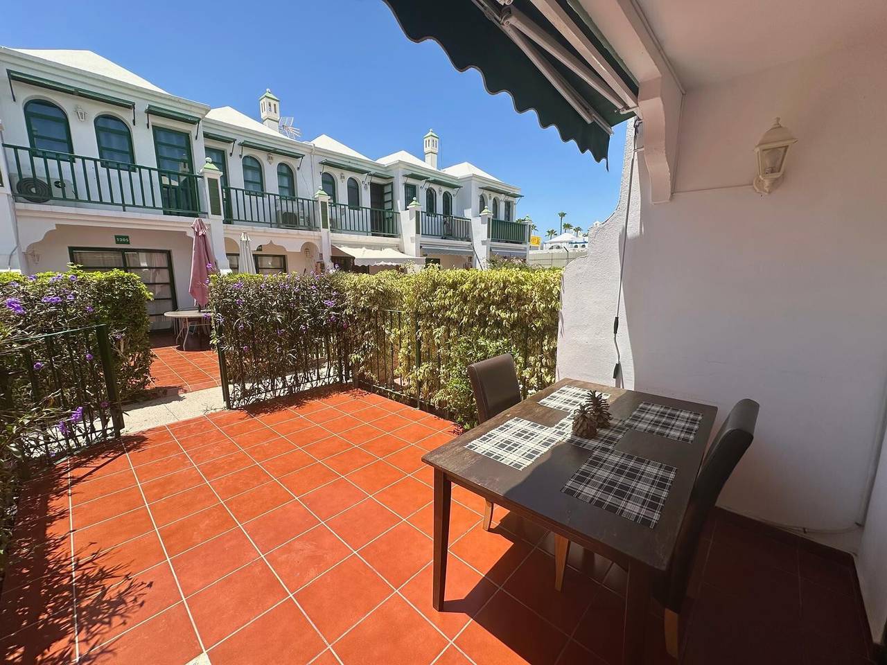 Entire apartment, Holiday Home Dunaflor Gemelo 2 with Shared Pool, Terrace & Wi-Fi in Campo Internacional, San Bartolomé de Tirajana