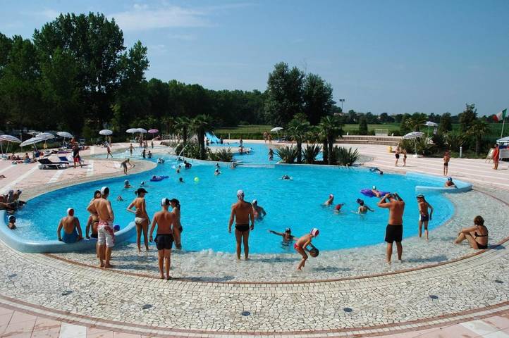 Bungalow für 3 Personen, mit Terrasse und Garten sowie Kinderpool und Pool