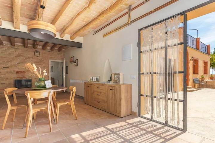 Gîte pour 8 personnes, avec piscine ainsi que balcon et jardin
