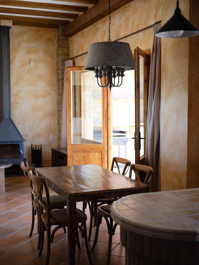 Apartamento para 7 personas, con vistas además de piscina y jardín en Noguera