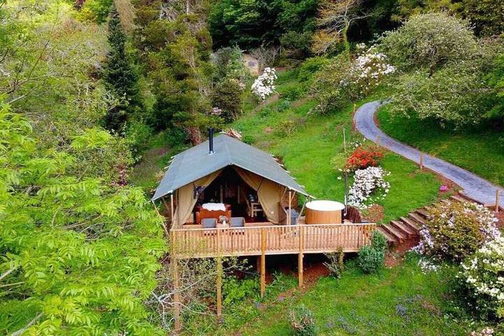 Glamping for 6 people, with hot tub and balcony as well as garden, with pets in South Devon