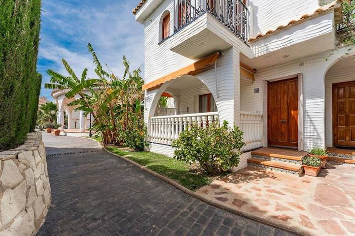 Villa voor 6 personen, with Balkon and Terras as well as Tuin and Zwembad in Gran Alacant