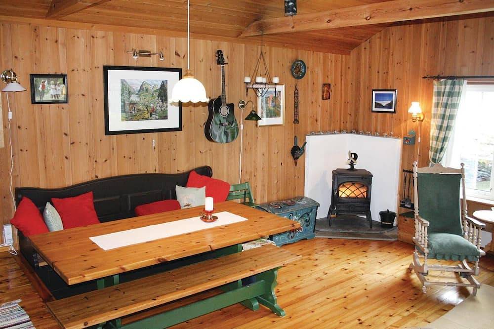 4 bedroom beautiful home in Nordtveitgrend in Fusa