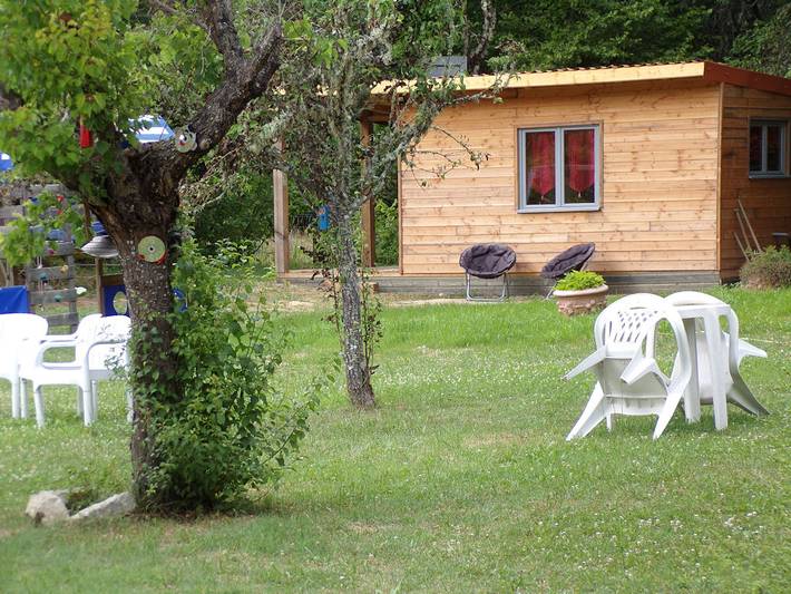Gîte pour 2 personnes, avec piscine ainsi que jardin et terrasse, animaux acceptés à Cabrerets