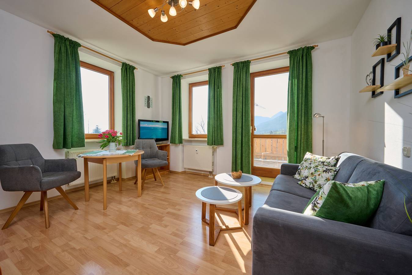 Ganze Ferienwohnung, Ferienwohnungen Monika Bauer - Ferienwohnung Chiemsee für 1-2 Personen (50 qm, Og) in Bernau am Chiemsee, Chiemsee