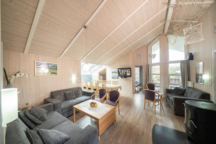 Ferienhaus für 12 Personen, mit Terrasse und Whirlpool sowie Sauna