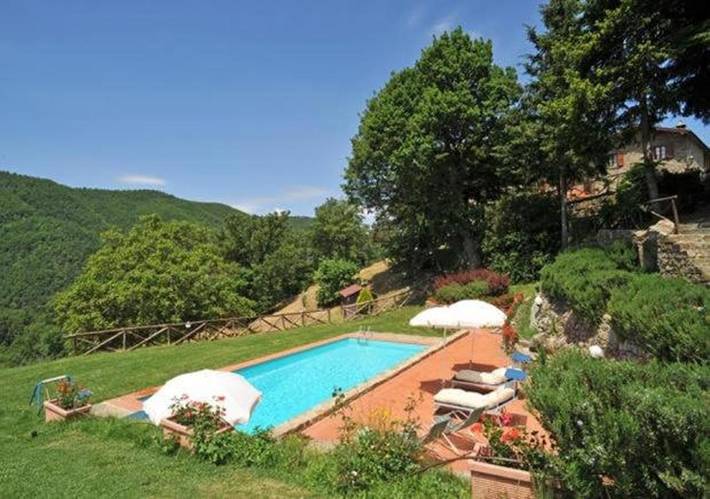 Casa vacanza per 21 persone, con Balcone e Idromassaggio nonché Terrazza e Giardino a Londa
