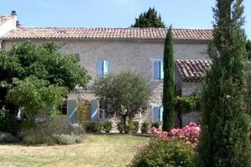 Gîte pour 7 personnes, avec jardin et terrasse à Taulignan