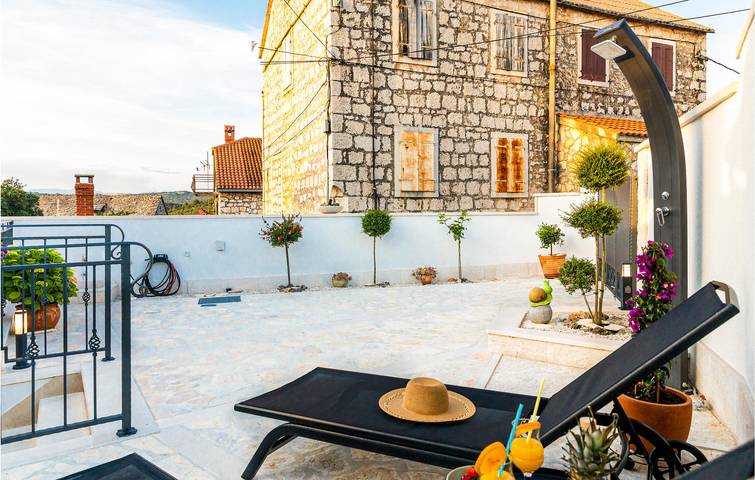 Gemütliche Ferienwohnung mit Terrasse, Küche, WLAN und Parkplatz in Milna, Brac