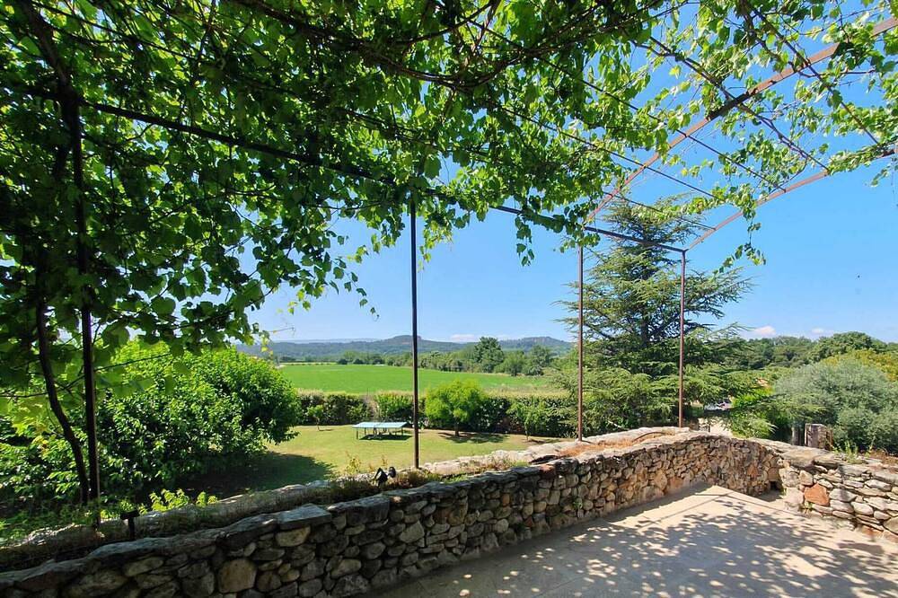 Country house (sleeps 8, 10) in a quiet location, with a superb view of the Luberon. in Roussillon, Regionaler Naturpark Luberon