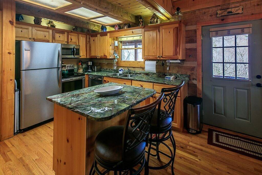 Gemütliche Bärenkabine: Whirlpool, Kicker, Billardtisch, Gasgrill, Holzplatz, Schlafmöglichkeiten für 8, 10% Last-Minute-Rabatt verfügbar in Blue Ridge Parkway, Seven Devils