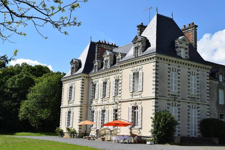 Location de vacances pour 3 personnes, avec Terrasse et Jardin ainsi que Piscine et Vue à Saint-Martin-sur-Oust