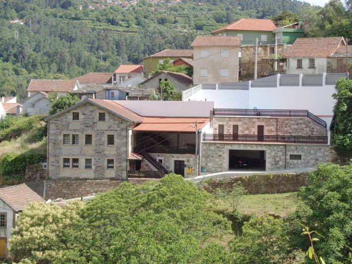 Maison de campagne pour 8 personnes, avec piscine ainsi que terrasse et vue, animaux acceptés dans Castro Daire