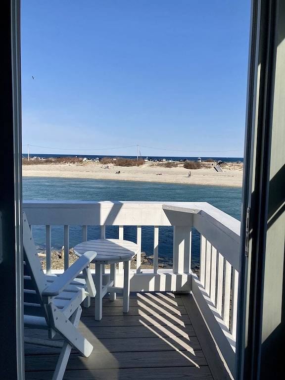 Ganze Wohnung, Ogunquit ocean front 1Br/1Ba with deck, short walk to beach + center of town in Ogunquit, York County