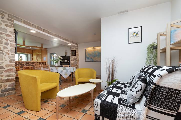 Holiday Home 'Gite Ar Maez' with Private Terrace, Shared Garden and Wi-Fi in Saint-Nolff, Regionalt naturreservat i Golfe du Morbihan
