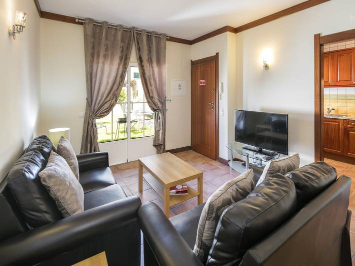 Ferienhaus für 4 Personen, mit Balkon und Pool sowie Garten, kinderfreundlich in Lagoa - 2