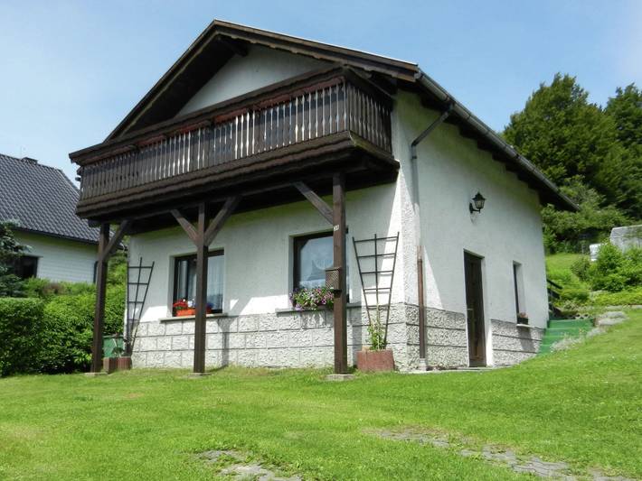 Chalet für 4 Personen, mit Balkon und Terrasse sowie Garten in Thüringen
