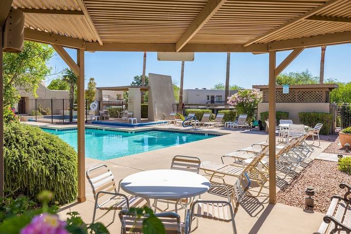 Vacation rental for 2 people, with pool and balcony as well as hot tub in Fountain Hills