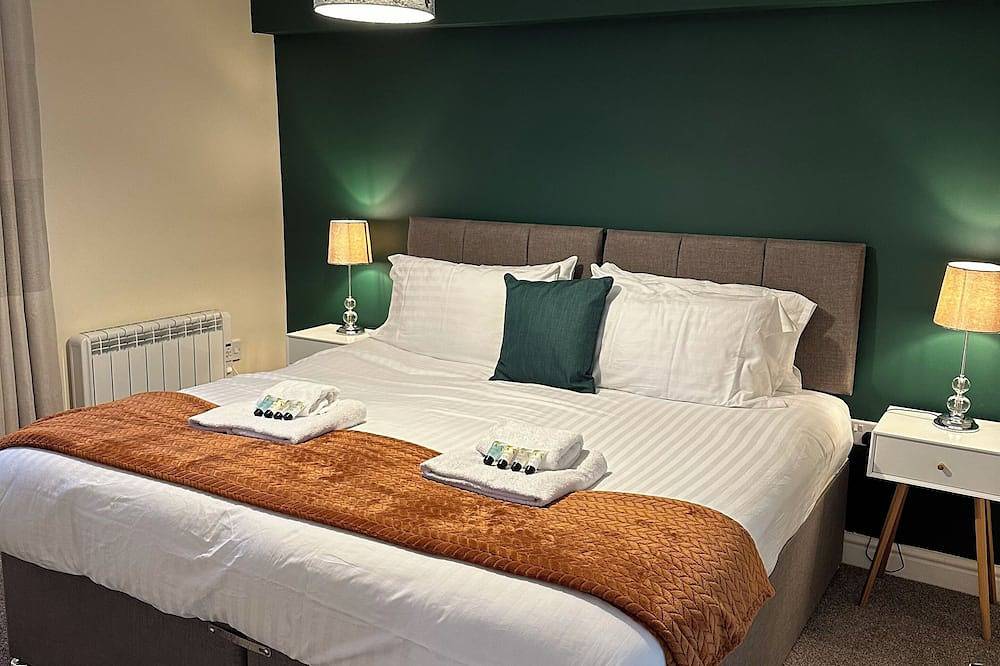 Entire apartment, Orange Lilly in Stroud by Golden Valley in Stroud, Gloucestershire