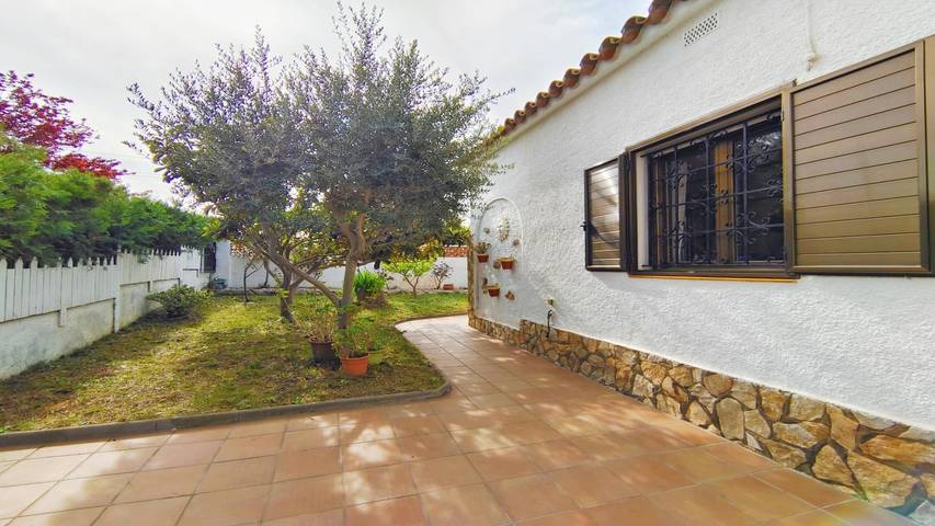 Location de vacances pour 6 personnes, avec terrasse et jardin, animaux acceptés à L'Escala - 2