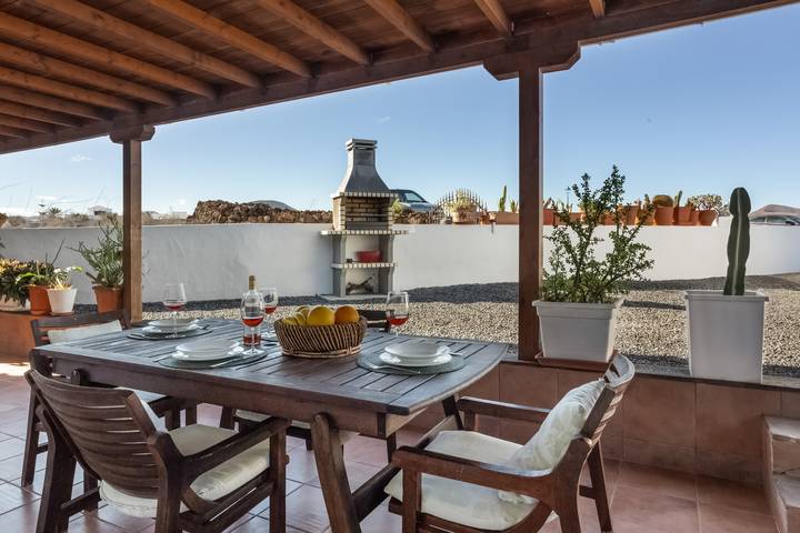 Ferienhaus 'Almar' mit Meerblick, privater Terrasse und Wlan in El Cuchillo, Tinajo