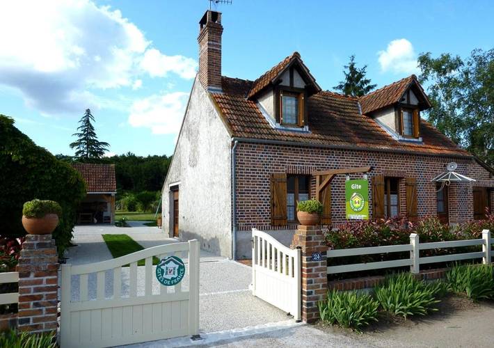 Gîte pour 8 personnes, avec vue et jardin, animaux acceptés à Dhuizon