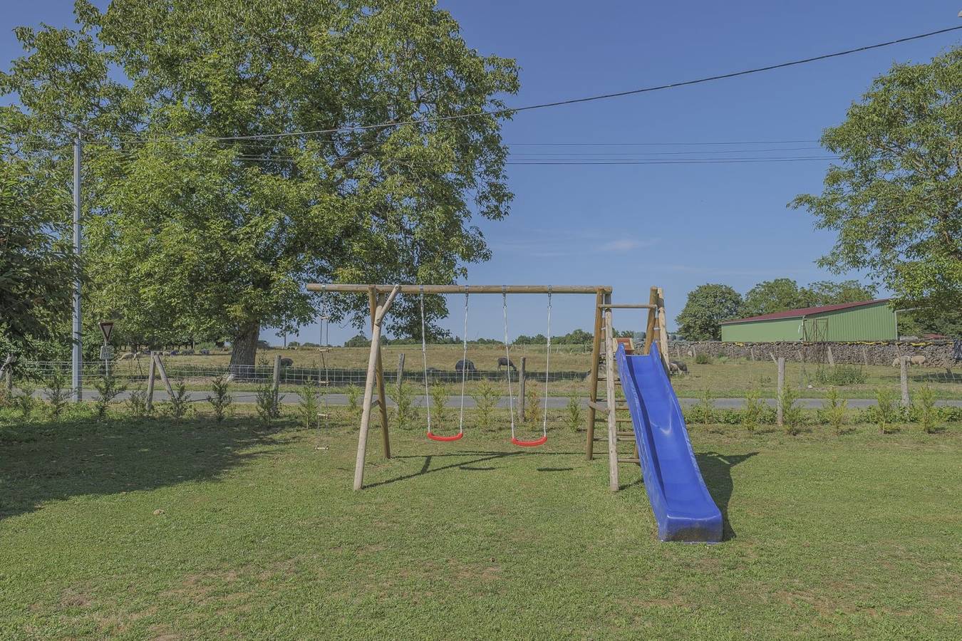 Casa vacacional 'L'Olivier Gîte' con piscina privada, terrazas y Wi-Fi in Lizant, Vienne