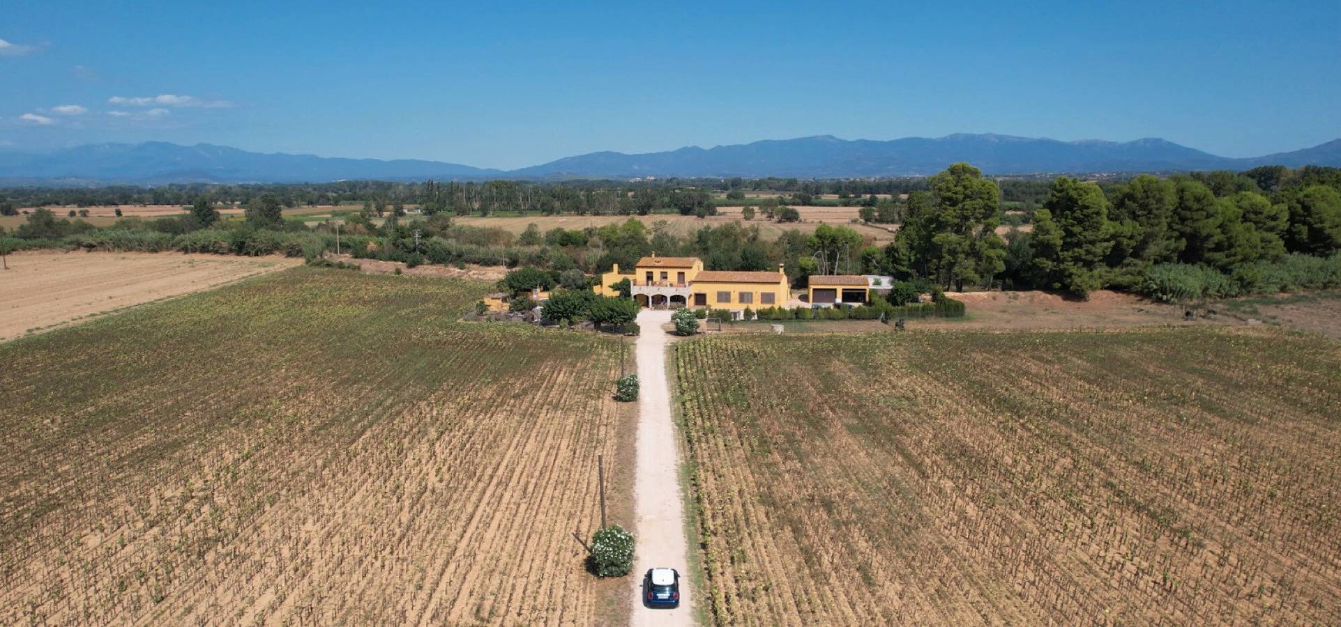 Landhaus 'Les Cabretes Vilanova De La Muga' mit Bergblick, Wlan und Klimaanlage in Peralada, Oberampurien