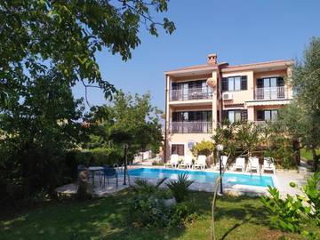 Maison d’hôte pour 4 personnes, avec terrasse ainsi que jardin et piscine à Pula