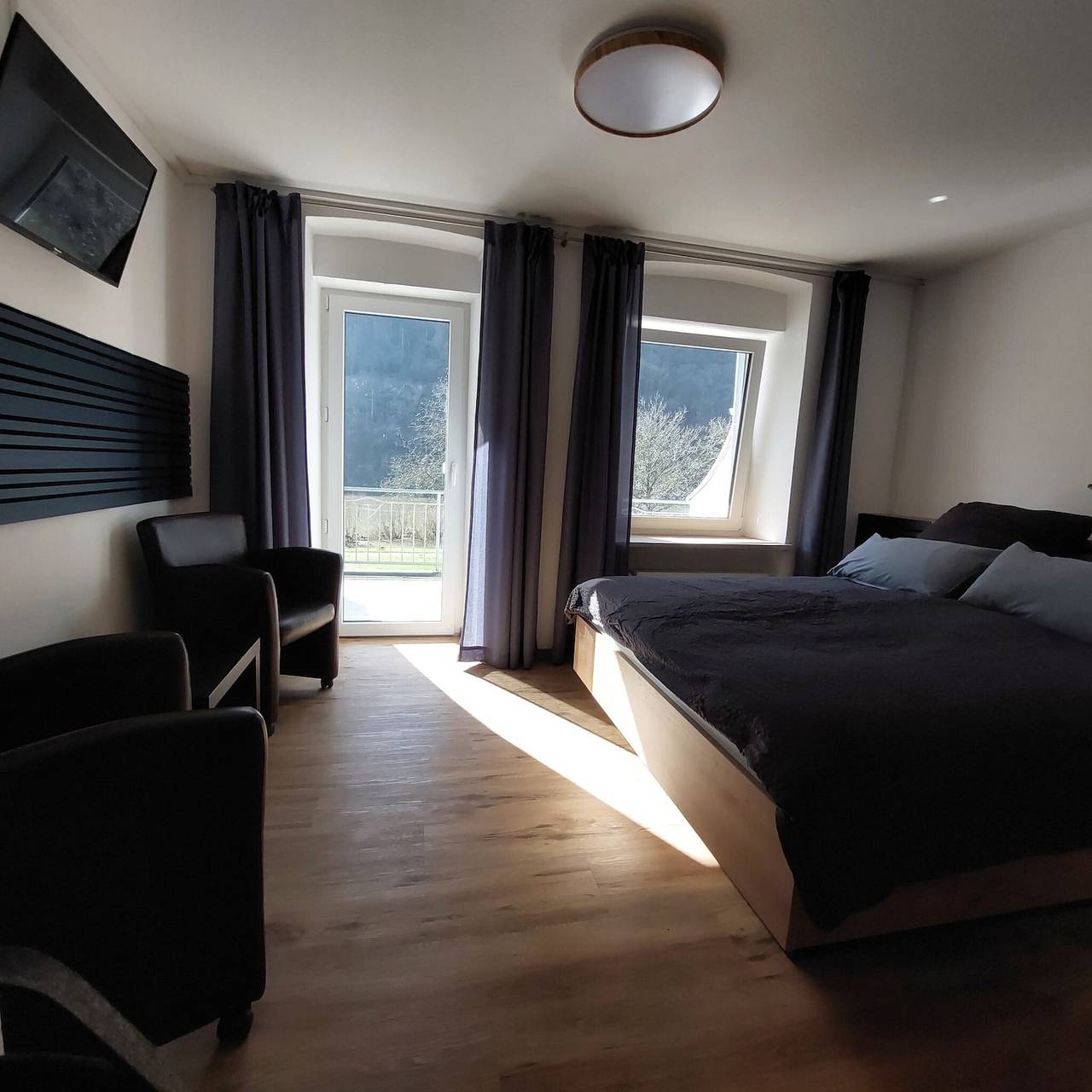 Comfort Breakfast Room with Balcony and Moselle View for 2 in Ediger-Eller (20 m²) in Ediger-Eller, Cochem-Zell