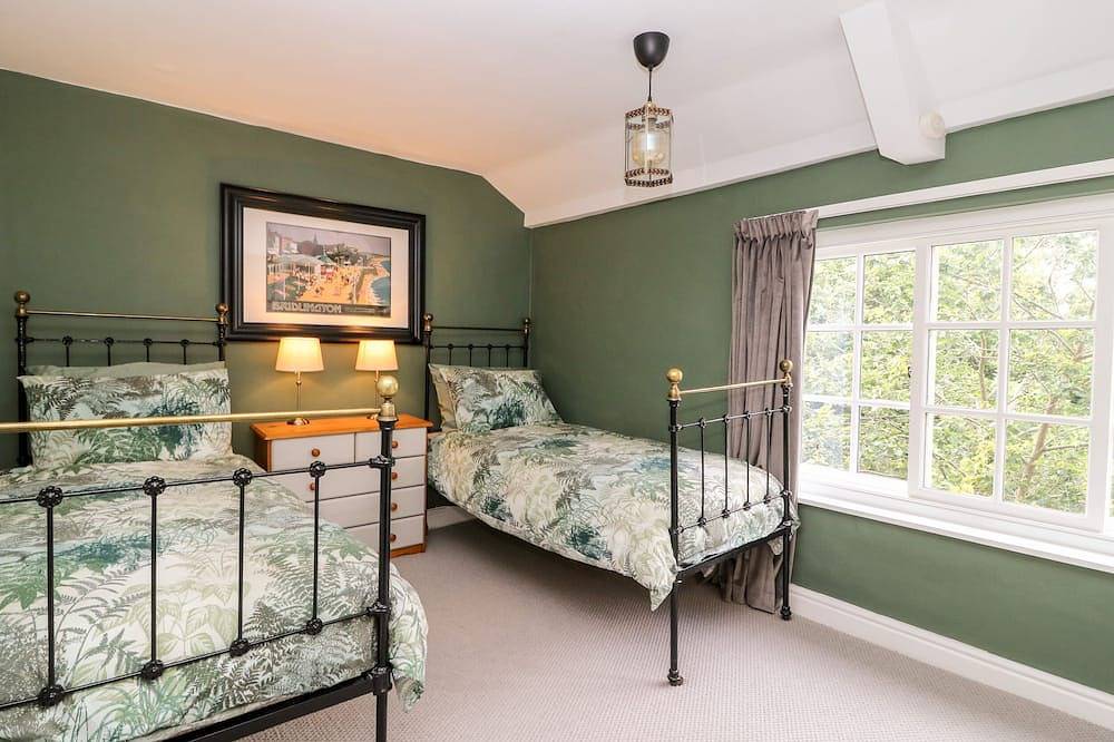 Kemps Yard Retreat, pet friendly, character holiday cottage in Thirsk in Thirsk, North Yorkshire