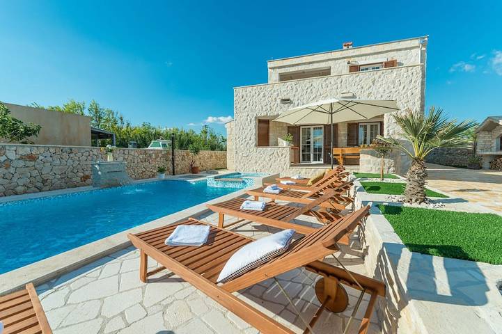 Villa pour 6 personnes, avec balcon et jardin dans Vir