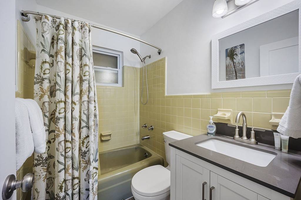 Waterfront Oasis w/ Pool, Tiki Lounge, Dock & Bbq in Marathon, Monroe County