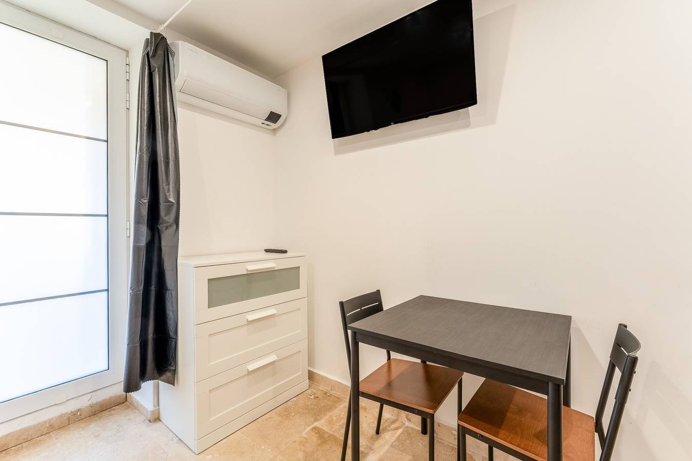 Estudio entero, Estudio 'Canto Cigalo Rdc 1' con Wi-Fi y aire acondicionado in Robion, Parque natural regional del Luberon