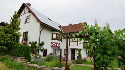 Ferienwohnung für 2 Personen, mit Terrasse und Seeblick sowie Pool und Garten in Unterfranken