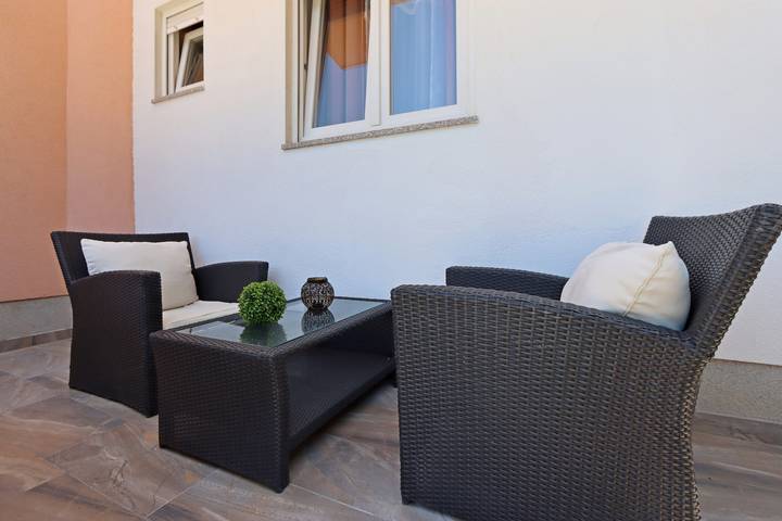 Apartament wakacyjny dla 2 osób, z basen i balkon/ taras w Pag