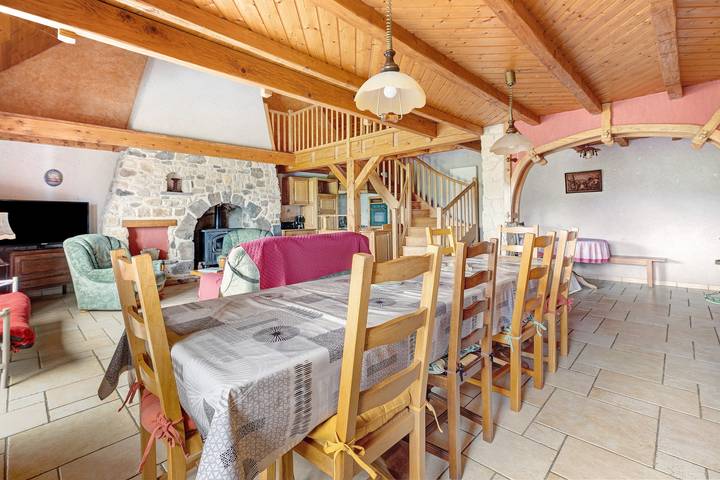 Maison de vacances 'Le Panorama' avec vue sur la montagne, terrasse partagée et Wi-Fi in Rentières, Parc naturel régional des Volcans d'Auvergne