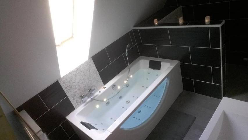 Maison de vacances pour 8 personnes, avec sauna ainsi que jardin et jacuzzi, adapté aux familles dans le Cantal - 2