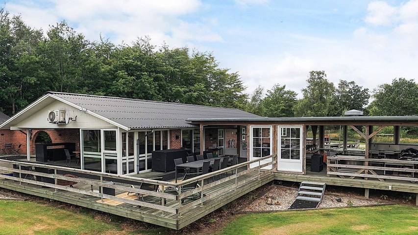 Ferienhaus für 18 Personen, mit Sauna und Terrasse sowie Whirlpool in Astrup Vig