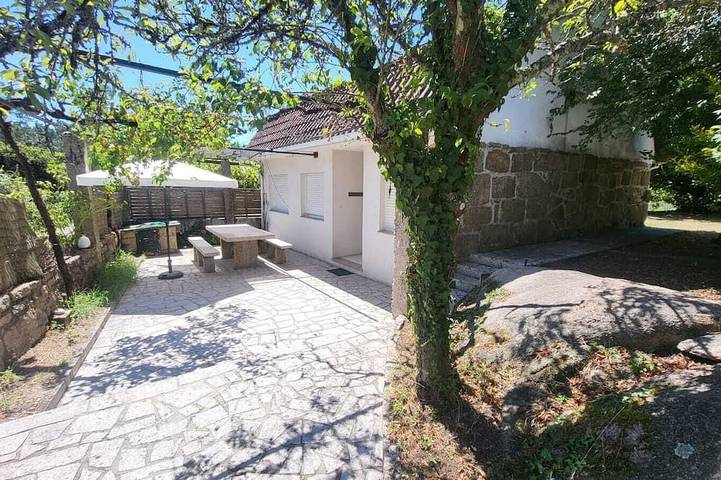 Feriehus for 10 personer, med terrasse og have samt pool - 1