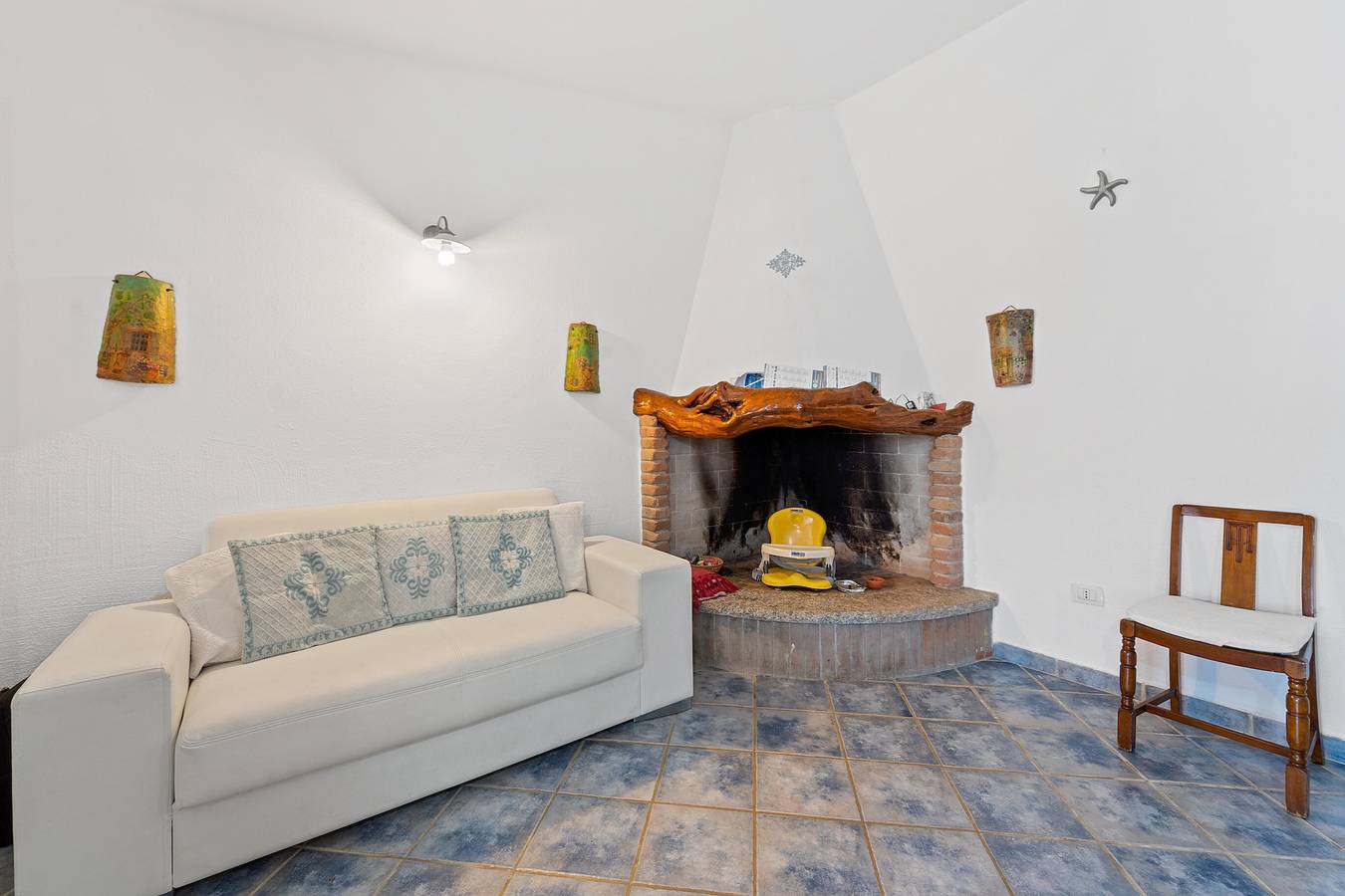 Villa "Vittoria" with Mountain Views, 2 Private Terraces, and Wi-Fi in Villasimius, Cagliari Province