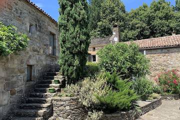 Gîte pour 6 personnes, avec balcon ainsi que piscine et jardin, animaux acceptés à Aujac