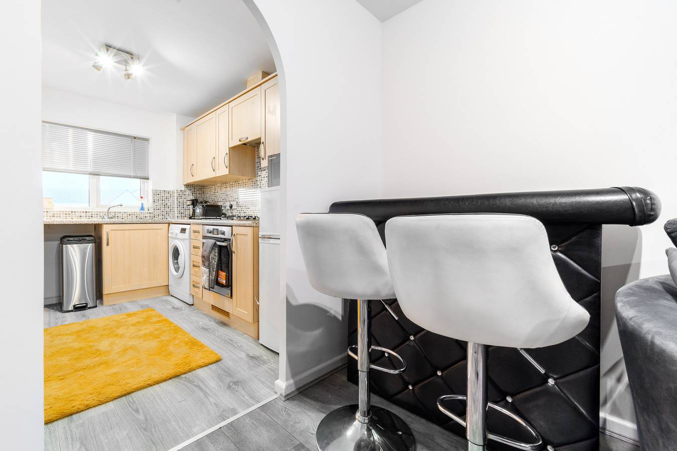 Entire vacation apartment, Stunning 2-Bed Apartment in Tipton Sleeps 3 in Sandwell, Birmingham Area