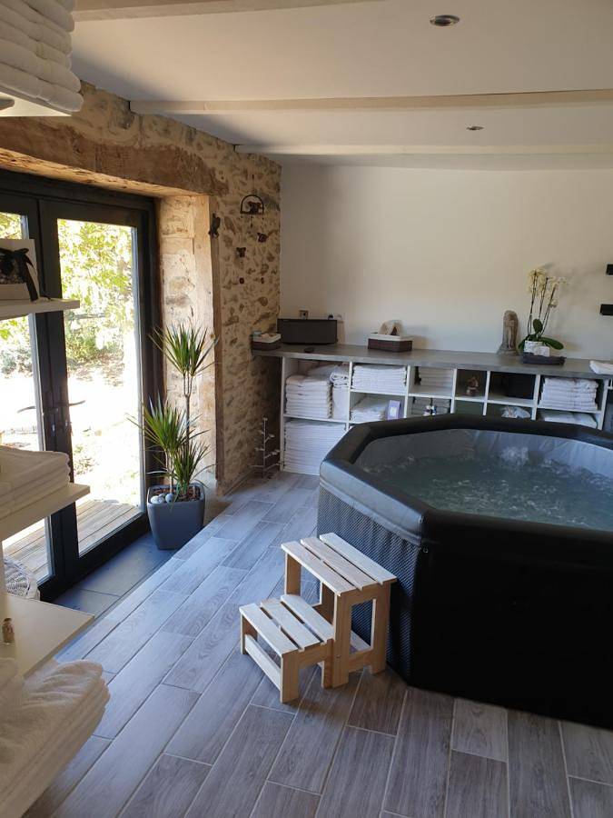 Location de vacances pour 4 personnes, avec piscine ainsi que jacuzzi et jardin à Lubersac - 4