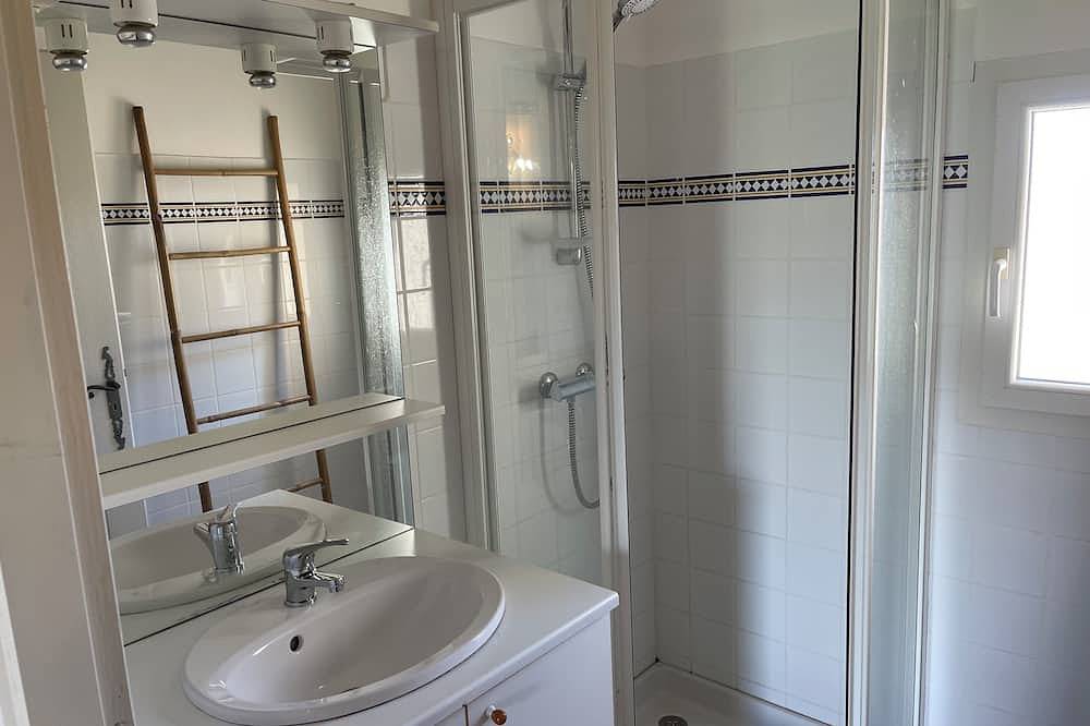 Small semi-detached house in the Camargue on the banks of the Petit Rhône in Vauvert, Region de Nimes