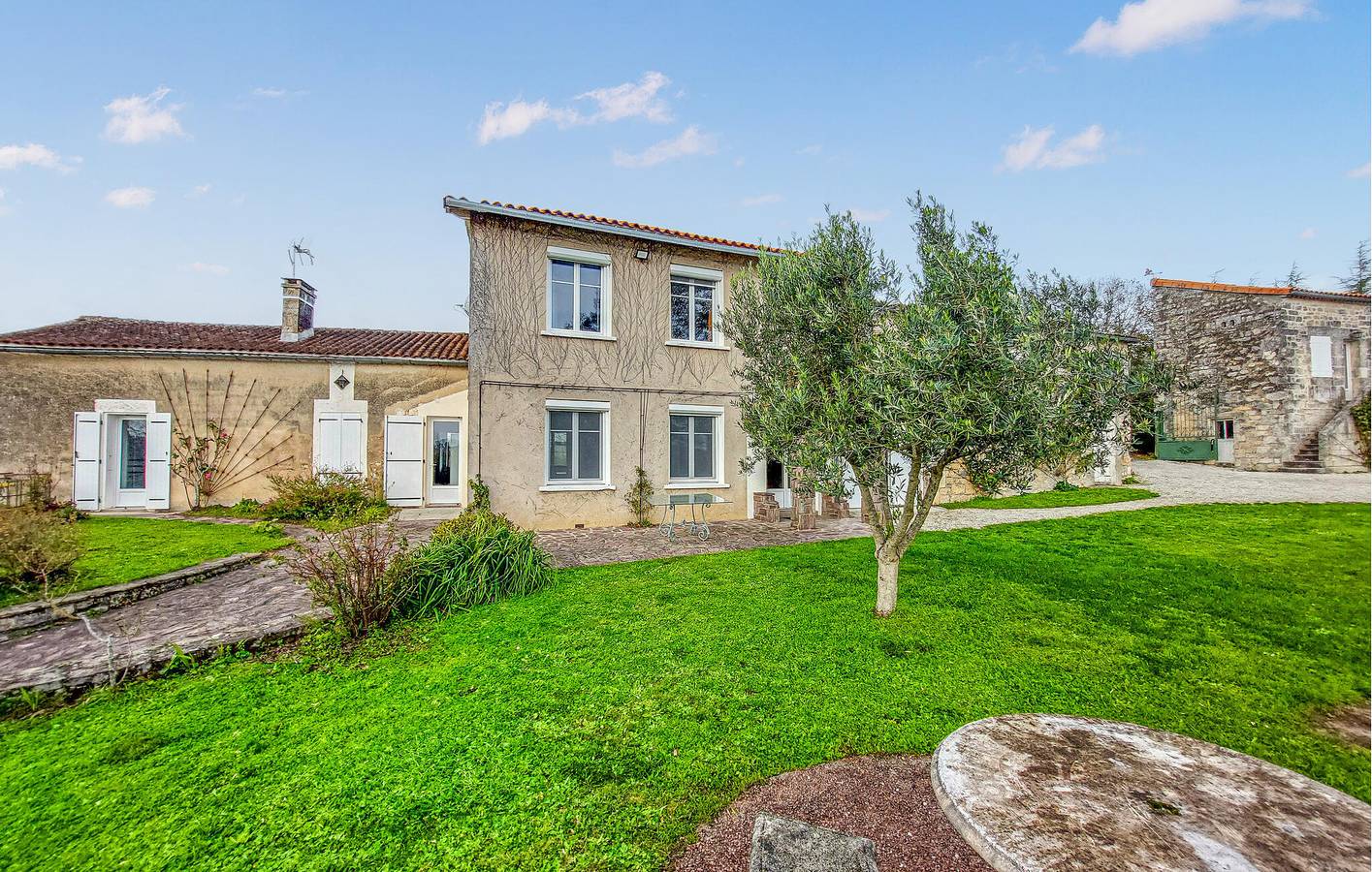 Cozy Apartment with WiFi, TV, and Parking near Ruelle-sur-Touvre in Touvre, Charente