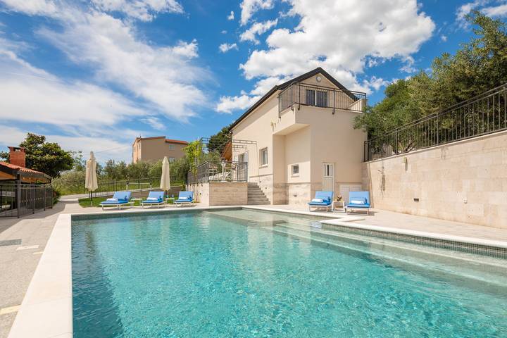 Villa pour 14 personnes, avec jardin et sauna ainsi que terrasse et piscine à Solin - 3